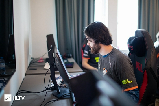 Doinb忠诚LOL因DOTA2商单取消表达热爱